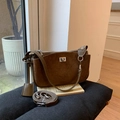 Borsa a spalla vintage in pelle scamosciata marrone con chiusura a scatto e doppi cinturini - Verde
