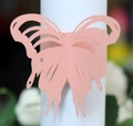 Détail de ronds de serviette en papier rose découpé au laser en forme de papillon - Rose