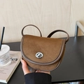 Braune Sätteltasche aus Wildleder für Damen mit Silberverschluss und dünnem Gurt - Braun