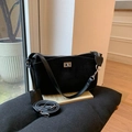 Borsa sottobraccio nera vintage in finta pelle scamosciata con chiusura a scatto e tracolla - Nero