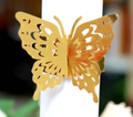 Dettaglio del portatovagliolo a farfalla dorata con motivi traforati tagliati a laser - Oro Specchio