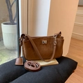 Borsa a tracolla quadrata in pelle scamosciata marrone scuro con chiusura a rotazione - Marrone