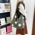 Bolso de hombro de felpa verde oscuro con bordado de flores y cierre de trenca - Verde