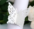 Détail macro du rond de serviette papillon découpé au laser avec texture dentelle blanche - Blanc