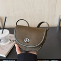 Olivgrüne Wildleder-Satteltasche mit silbernem Verschluss und Vintage-Minimalismus - Grün