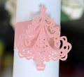 Detail eines rosa lasergeschnittenen Weihnachtsbaum-Serviettenrings mit Glitzereffekt - Rosa