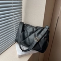 Sac fourre-tout noir matelassé à losanges avec bandoulière réglable à boucle dorée - Noir