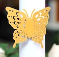 Détail de l'anneau de serviette papillon doré avec motif de dentelle ajouré au laser - Doré