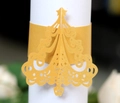 Makroansicht goldener lasergeschnittener Weihnachtsbaum-Serviettenringe für Festtafeln - Gold