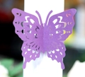 Détail d'un rond de serviette papillon violet découpé au laser avec motifs d'ailes - Violet foncé