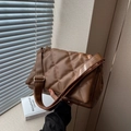 Grand sac cabas matelassé caramel avec large bandoulière et boucle en métal doré - café
