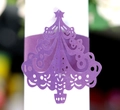 Makrodetail eines lila Serviettenrings aus Papier mit lasergeschnittenem Weihnachtsbaum - Dunkellila