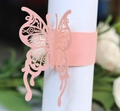 Détail du rond de serviette papillon découpé au laser en rose nacré pour décor de mariage - Rose