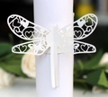 Vue macro de ronds de serviette libellule blanche avec des motifs découpés au laser - Blanc