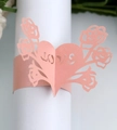 Détail de l'anneau de serviette rose découpé au laser avec motif LOVE et fini perlé élégant - Rose