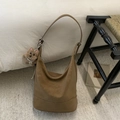 Bolso cubo vintage marrón de ante con charm de oso de peluche en una silla tejida chic - Con Colgante / Marrón