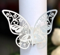 Vue détaillée du rond de serviette papillon découpé au laser avec motifs floraux creux - Blanc