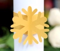 Detalle macro del servilletero de copo de nieve en papel perlado dorado cortado con láser - Dorado