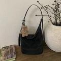 Bolso hobo de cuero negro con costuras en contraste y un lindo colgante de oso - Con Colgante / Negro