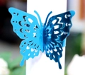 Vista macro dell'anello per tovagliolo a farfalla 3D blu brillante con intagli laser fini - Blu Riflettente