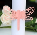 Vue macro du rond de serviette libellule rose découpé au laser avec motifs de cœur - Rose