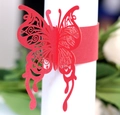 Macro d'un rond de serviette papillon rouge découpé au laser aux détails élégants - Rouge Perlé
