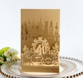 Dettaglio dell'invito di nozze tagliato al laser con elegante carrozza dorata - Beige Oro