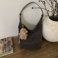 Bolso tote retro de ante marrón oscuro con un lindo colgante de oso de peluche - Con Colgante / Marrón