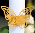 Gros plan du rond de serviette papillon doré avec motifs ajourés découpés au laser - Doré
