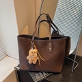 Borsa tote in ecopelle marrone scuro con ciondolo a forma di orso e nodo decorativo - Con Ciondolo / Marrone