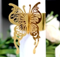 Détail macro du rond de serviette papillon découpé au laser avec finition dorée métallique - Or Réfléchissant