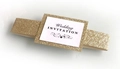 Fascia per inviti nuziali glitterata oro con biglietto decorativo bianco e testo elegante - Stile Fascia Dorata