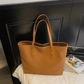Elegante borsa tote in pelle color caramello con doppi manici e rivetti in metallo - Senza Ciondolo / Marrone