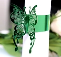 Détail d'un rond de serviette papillon découpé au laser en papier perlé vert foncé chic - Vert Réfléchissant