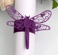 Détail du rond de serviette libellule violette découpé au laser avec motifs de cœur - Violet foncé