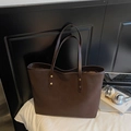 Borsa tote vintage marrone scuro in ecopelle opaca con manici e borchie decorative - Senza Ciondolo / Marrone