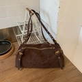 Sac à bandoulière cylindrique en daim marron foncé avec œillets métalliques rétro - Marron