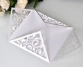 Elegante invito di nozze bianco tagliato al laser con motivi floreali e decorazioni - Bianco