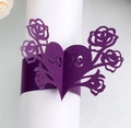Détail du rond de serviette en papier découpé au laser avec rose pourpre et cœur LOVE - Violet foncé