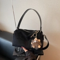 Bolso de mano de gamuza negra con asa de cuero y adorno de monstruo de peluche marrón - Negro con colgante