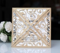 Dettaglio dell'invito dorato tagliato al laser con motivi floreali e inserto interno - Beige Oro