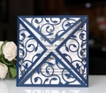 Dettaglio dell'invito di nozze blu navy tagliato al laser con eleganti motivi floreali - Blu inchiostro