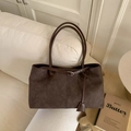 Borsa tote in simil camoscio marrone scuro con cucitura verticale e manici lunghi - Marrone