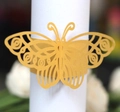 Détail du rond de serviette papillon doré avec des motifs ajourés découpés au laser - Doré