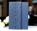 Detaillierte Laser-Cut-Blumenmuster auf dunkelblauem Perlmuttpapier für Einladungen - Tintenblau