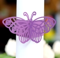 Détail du rond de serviette papillon violet découpé au laser avec motif évidé - Violet foncé