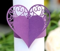 Vue macro du rond de serviette cœur violet découpé au laser avec motifs ajourés fins - Violet foncé