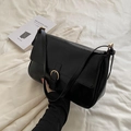 Borsa a tracolla retrò in pelle PU nera lucida con fibbia ad anello dorata su sfondo bianco - Nero