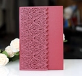Detail der Laserschnitt-Blumenmuster auf edler roter Karte mit Glitzereffekt - Dunkelrot