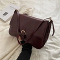 Borsa a spalla retrò bordeaux con texture cerata lucida e fibbia in metallo oro - Borgogna